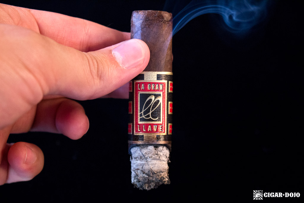 La Gran Llave Robusto cigar smoking