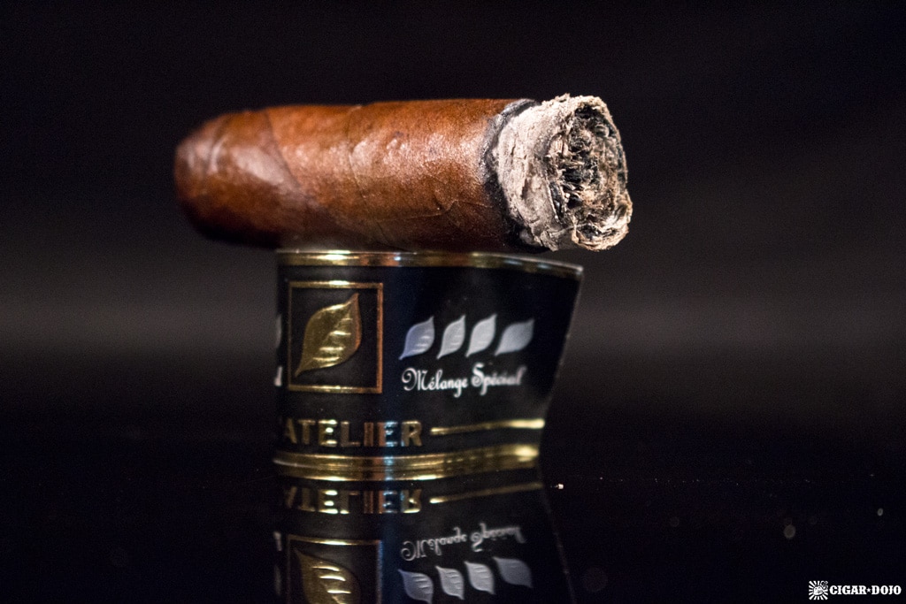 L'Atelier Identité Mélange Spécial No. 2 cigar nubbed