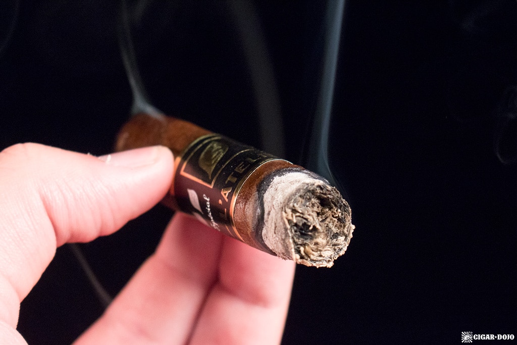 L'Atelier Identité Mélange Spécial No. 2 cigar smoking