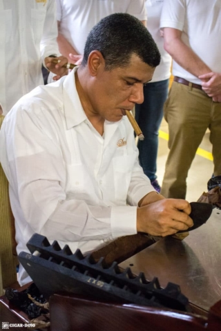 Julio Martinez rolling Davidoff Royal