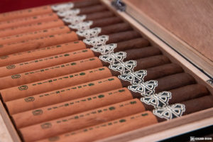 Sin Compromiso cigars open box