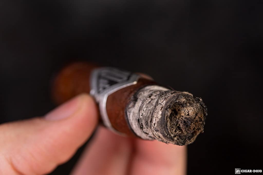Todo Las Dias Mas Fuerte Thick Lonsdale cigar ash