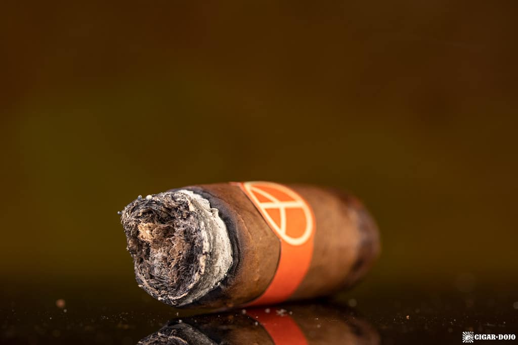 Illusione OneOff Robustos cigar nub finished