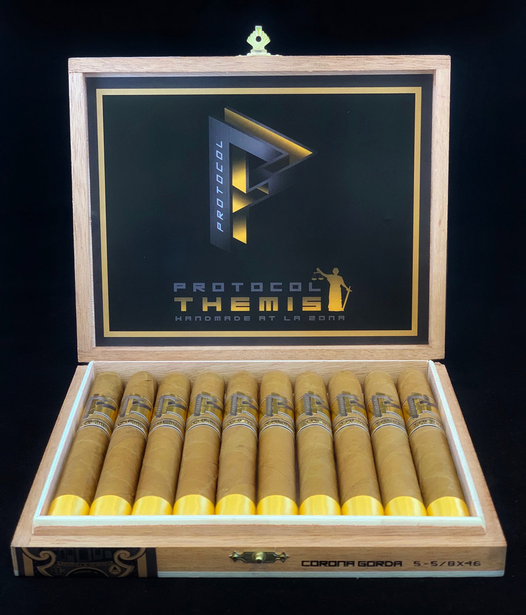 Cubariqueño Protocol Themis Corona Gorda cigar box open
