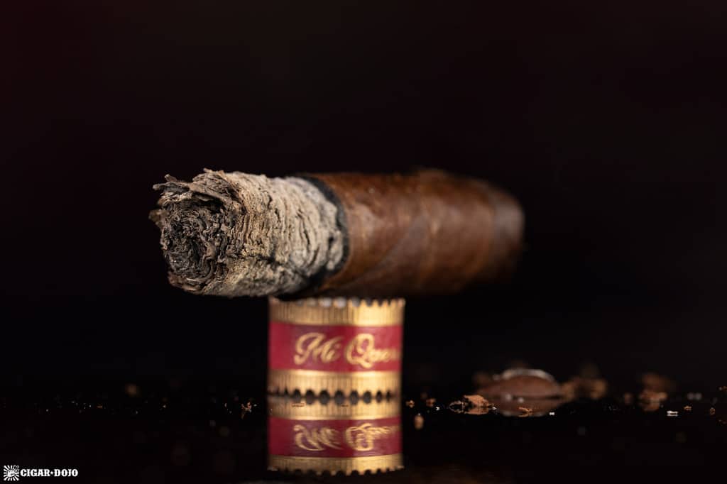 Dunbarton Mi Querida Triqui Traca No. 648 cigar nub finished