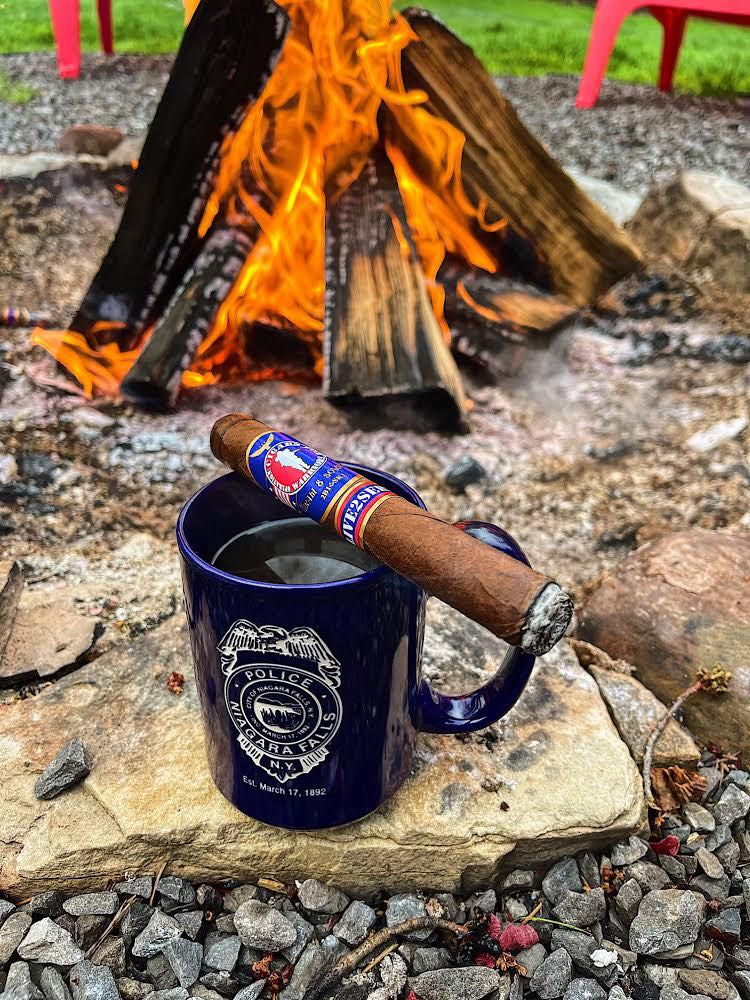 Hiram & Solomon Live 2 Serve cigar