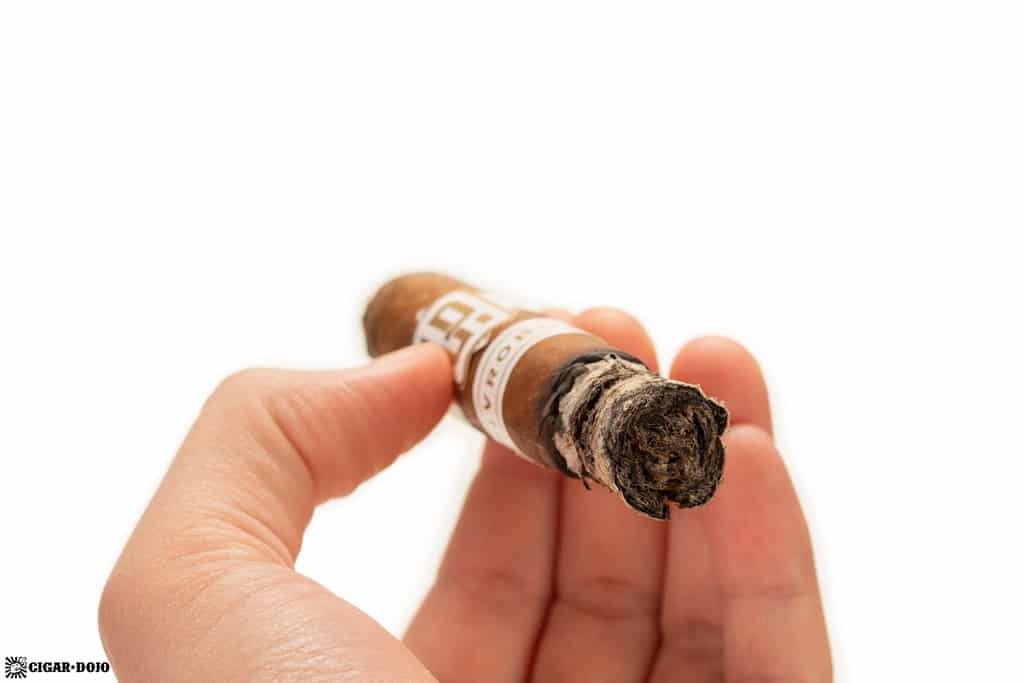 Ilusione PIV Robusto cigar ash
