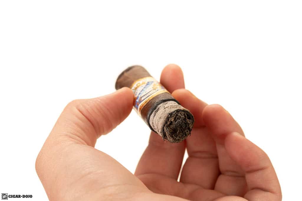 Laranja Reserva Azulejo toro cigar ash