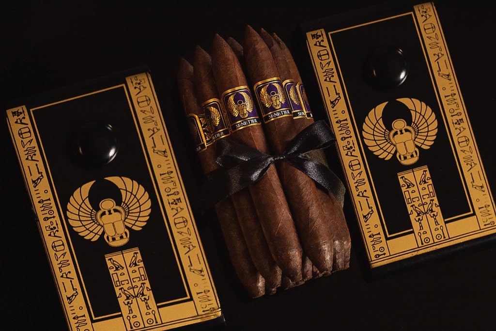 Highclere Senetjer cigar glamour shot