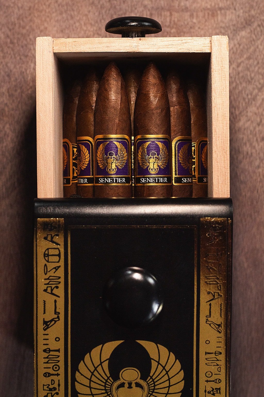 Highclere Senetjer cigar open box