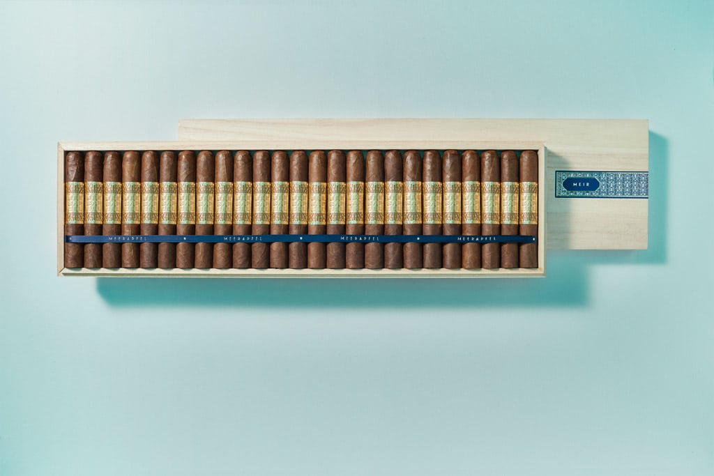 Meerapfel Meir Robusto cigars open box