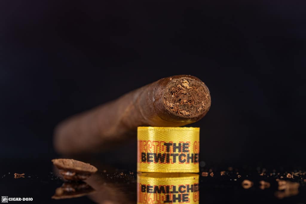 Dunbarton Muestra de Saka The Bewitched cigar head cut cap