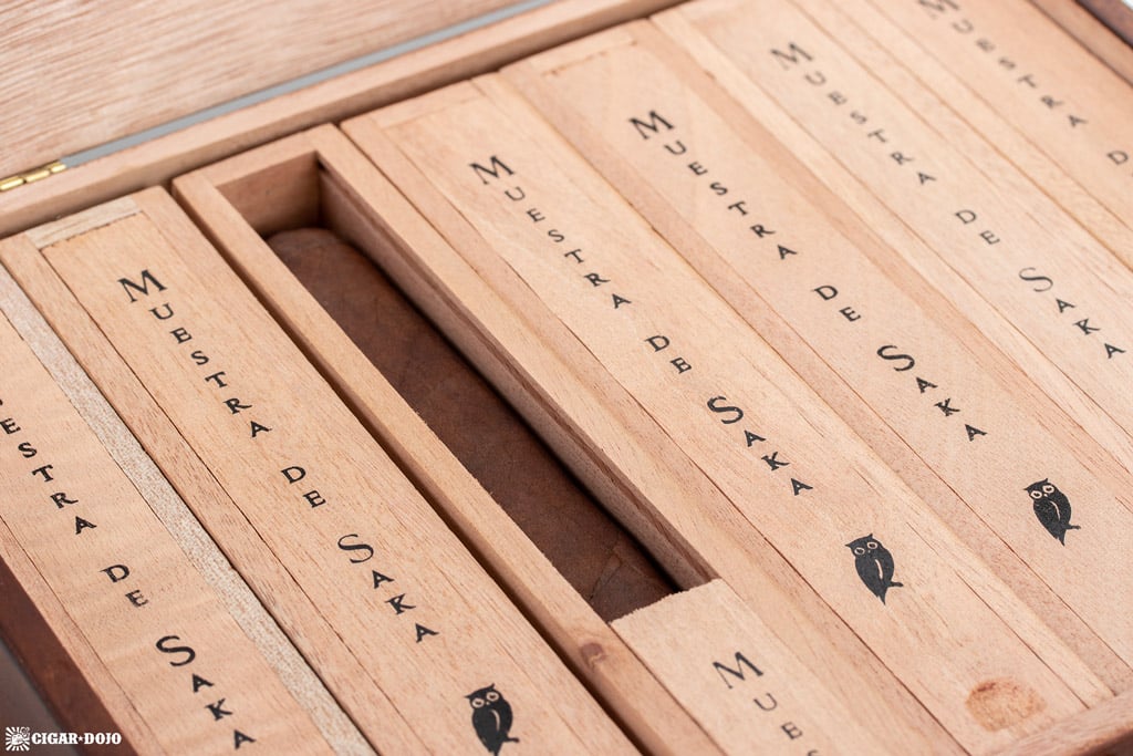 Dunbarton Muestra de Saka The Bewitched open coffin