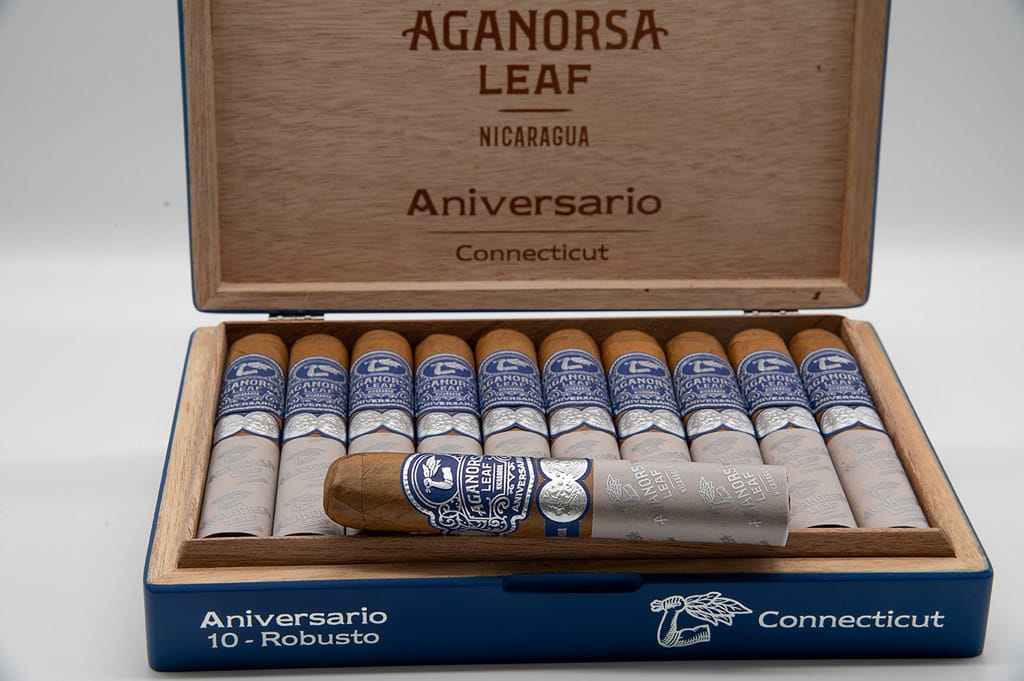 Aganorsa Leaf Aniversario Connecticut cigar box open