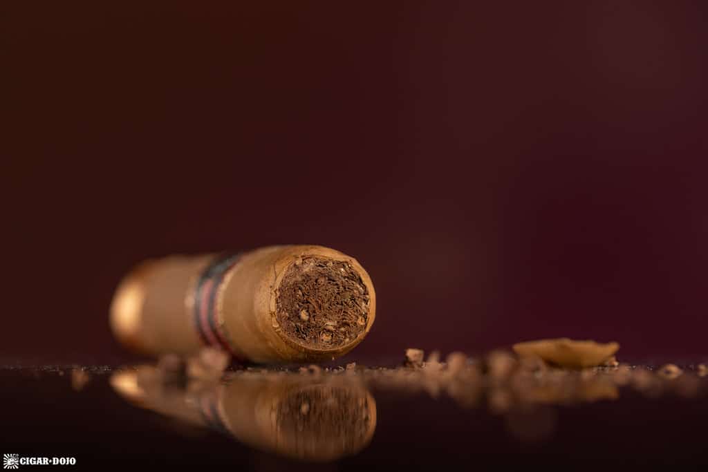 Knuckle Sandwich Connecticut Robusto J cigar head cut cap