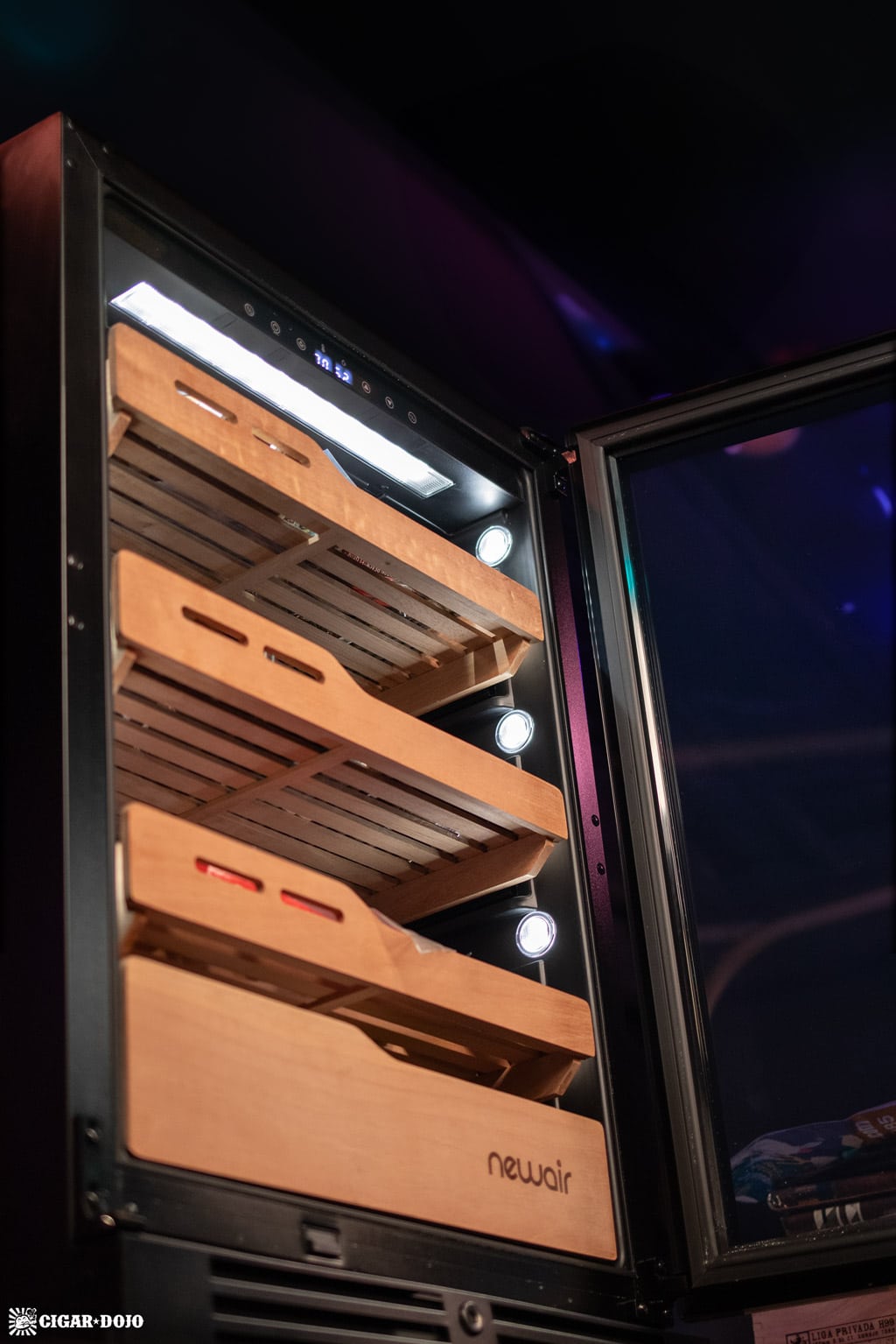 Newair NCH1K5BK00 1500 count humidor LED lighting