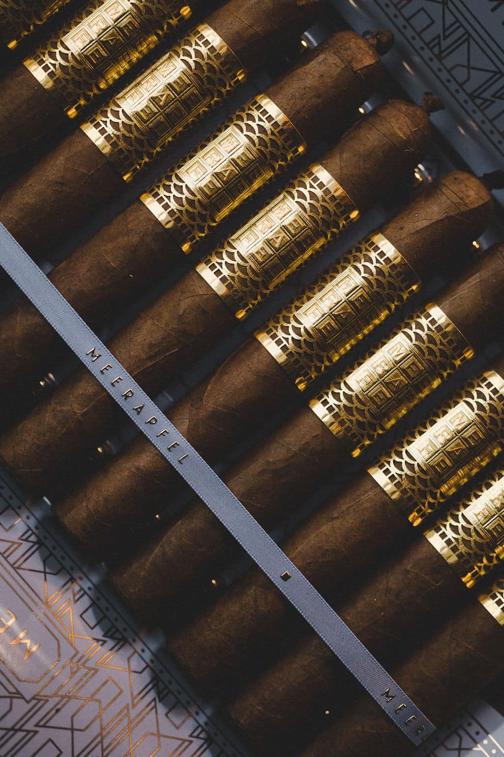 Meerapfel Ernest Master Blend cigars in tray