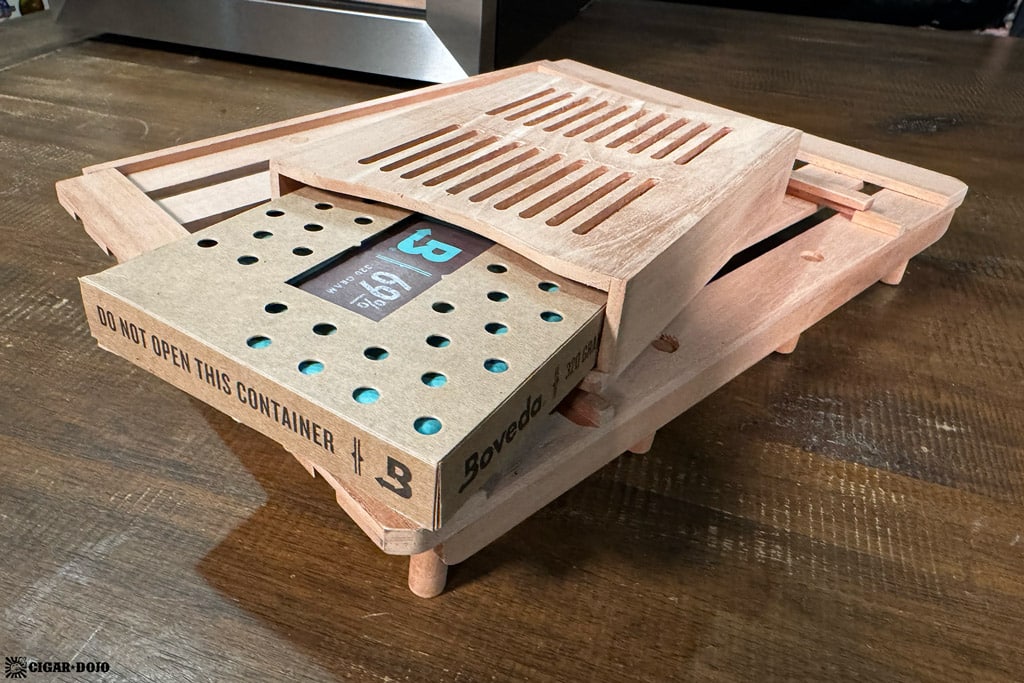 NewAir x Boveda NCH500SSB0 humidor Boveda pack and compartment
