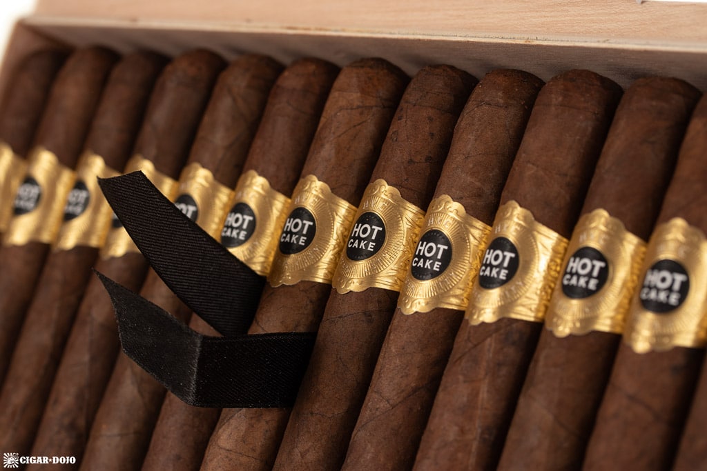 Hot-Cake-Fresh-Out-of-the-Oven-Broadleaf-Coronas-Gigantes-cigars-open-box Hot Cake Fresh Out of the Oven Broadleaf Coronas Gigantes cigars in box