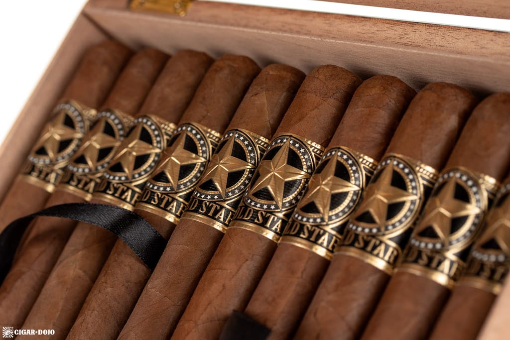 United-Gold-Star-Toro-cigars-open-box United Gold Star Toro cigars open box