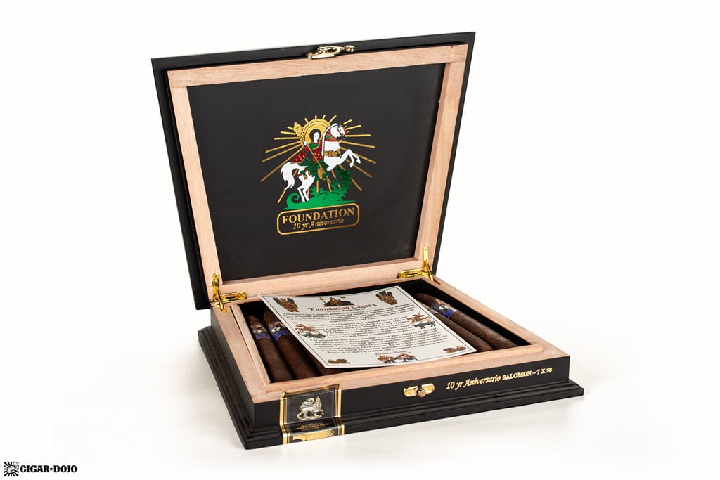 Foundation 10 Year Aniversario cigar box open