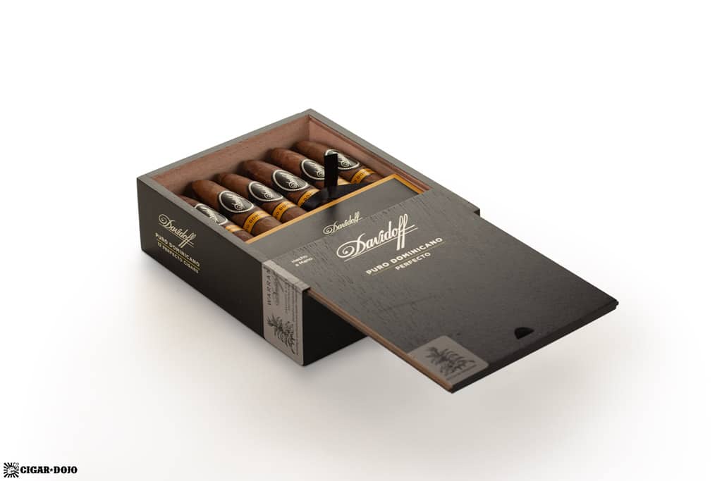 Davidoff Puro Dominicano Perfecto cigar box open