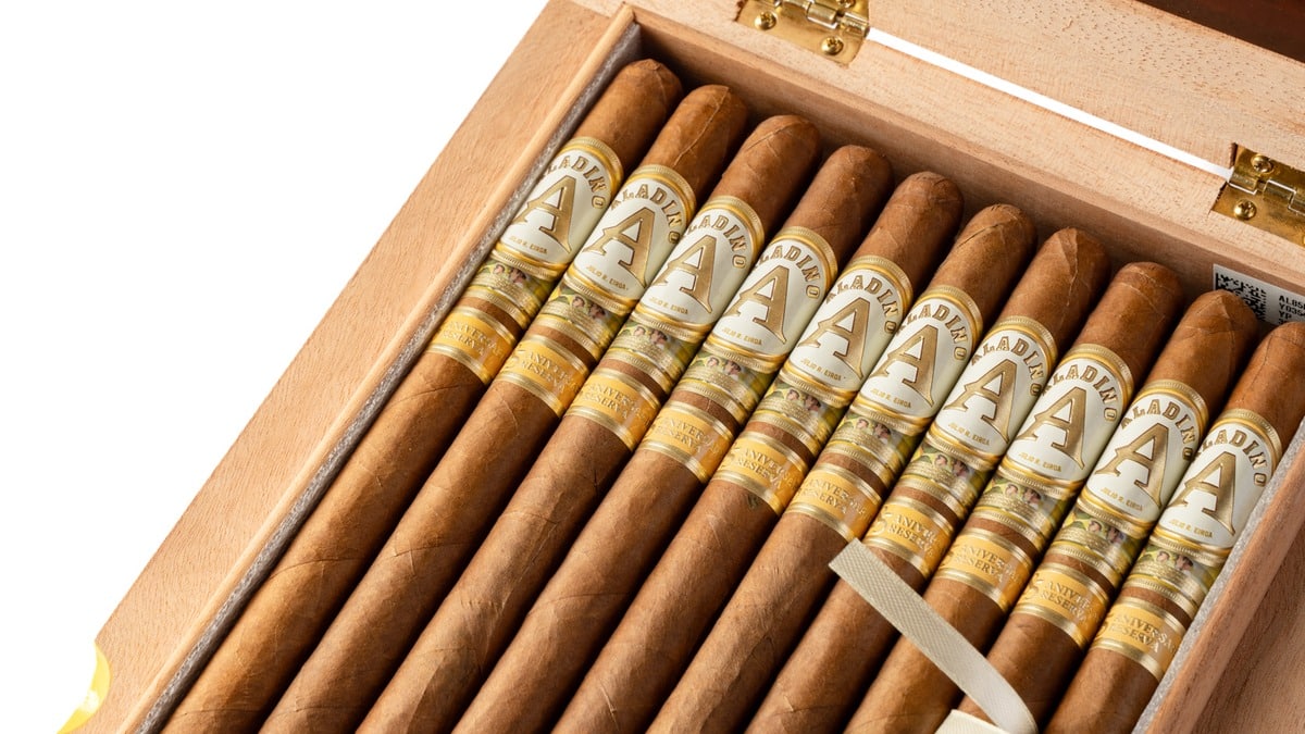 Open box of Aladino 85 Aniversario Elegante lancero cigars