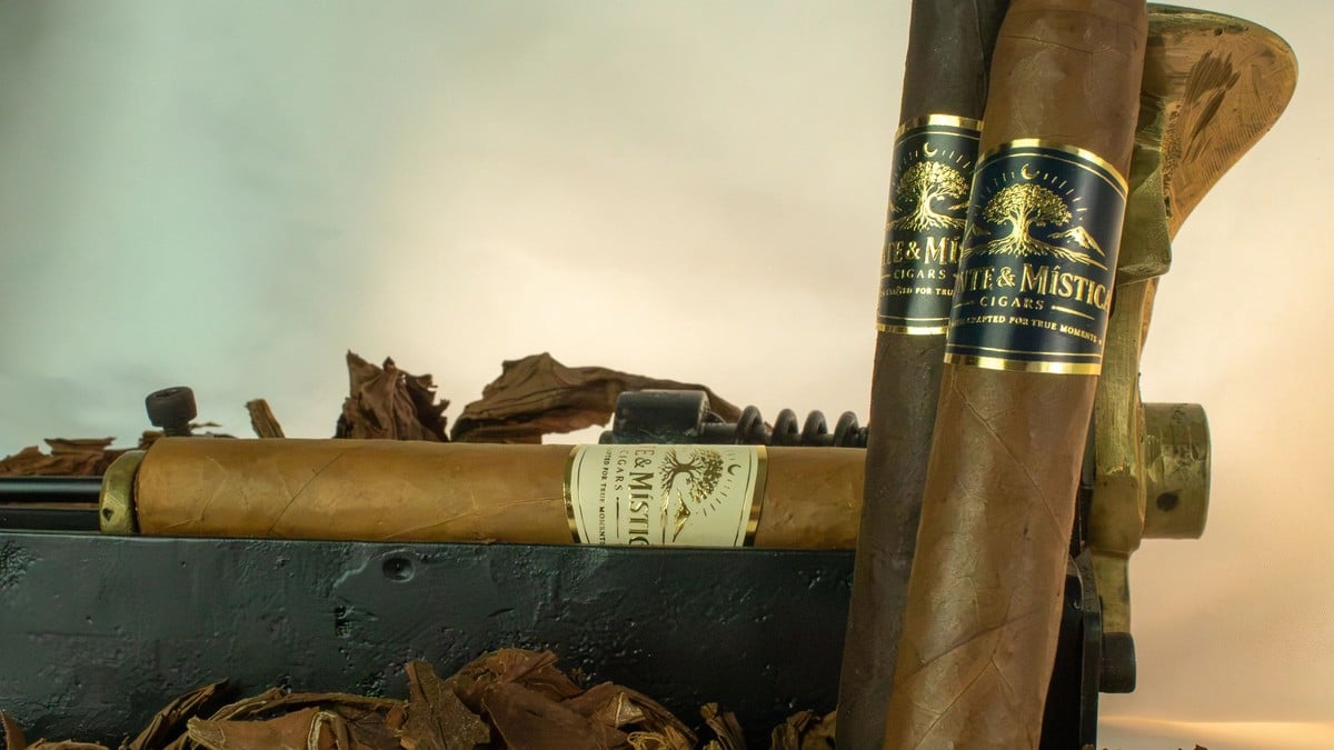 Monte y Mística cigars from Molina & López Tabacalera with tobacco leaves